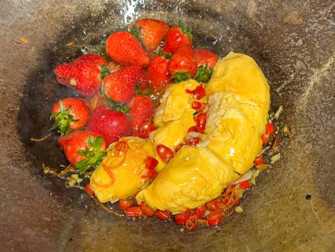 榴莲草莓盖浇饭，好小众的吃法。
