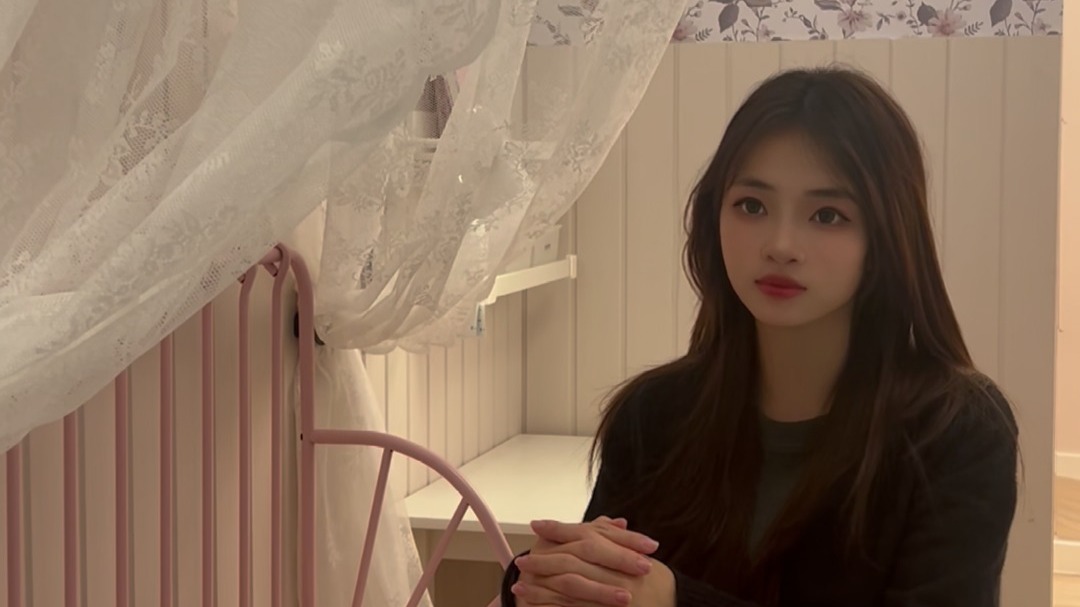 模特软软（搭配：黑色外套、黄色格子长裤、毛绒拖鞋、粉色棉袜、