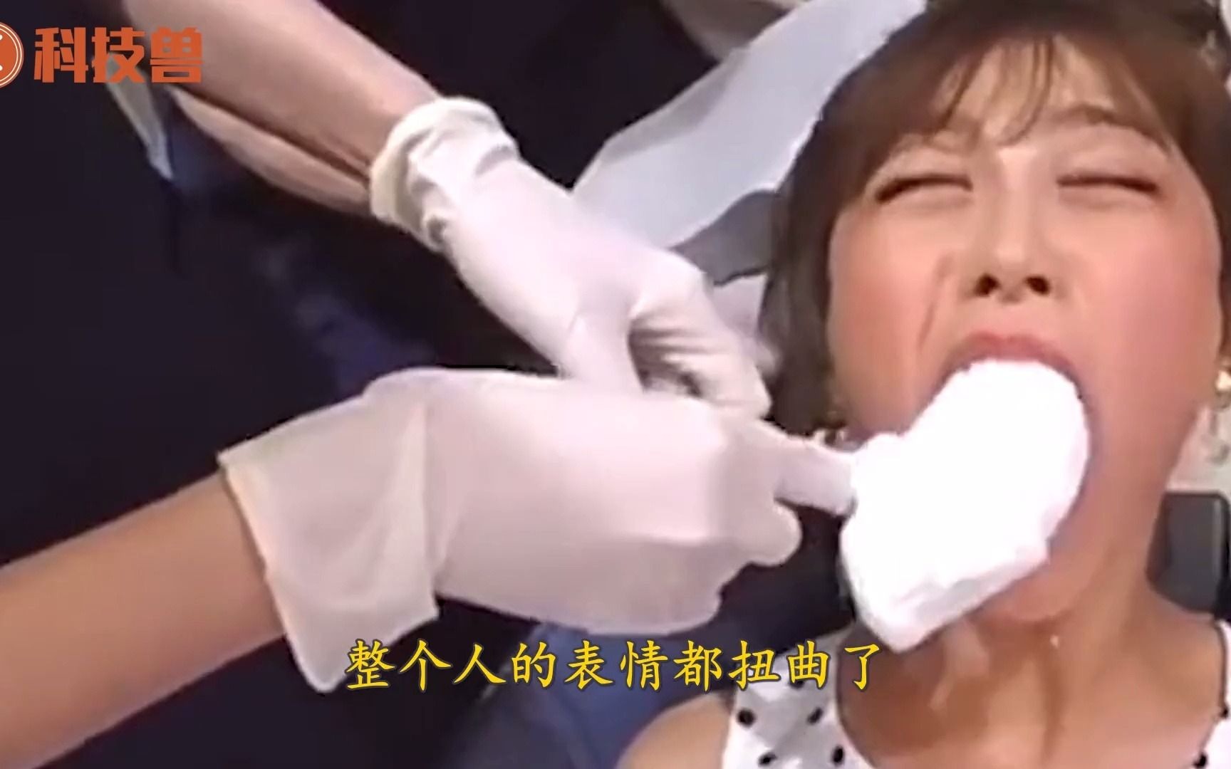 日本奇葩综艺：美女主播被恶搞，嘴里塞满奶油，下一秒憋不住喷发
