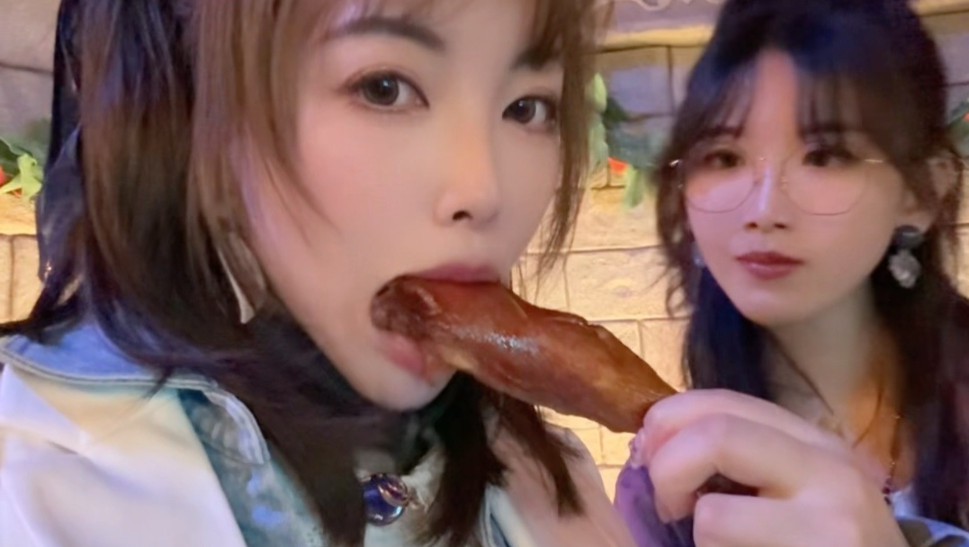 花玲问：你的鸡腿呢？