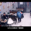 小男孩的一个举动，让这个坚强的中年男人跪地痛哭，请不要总俯视孩子