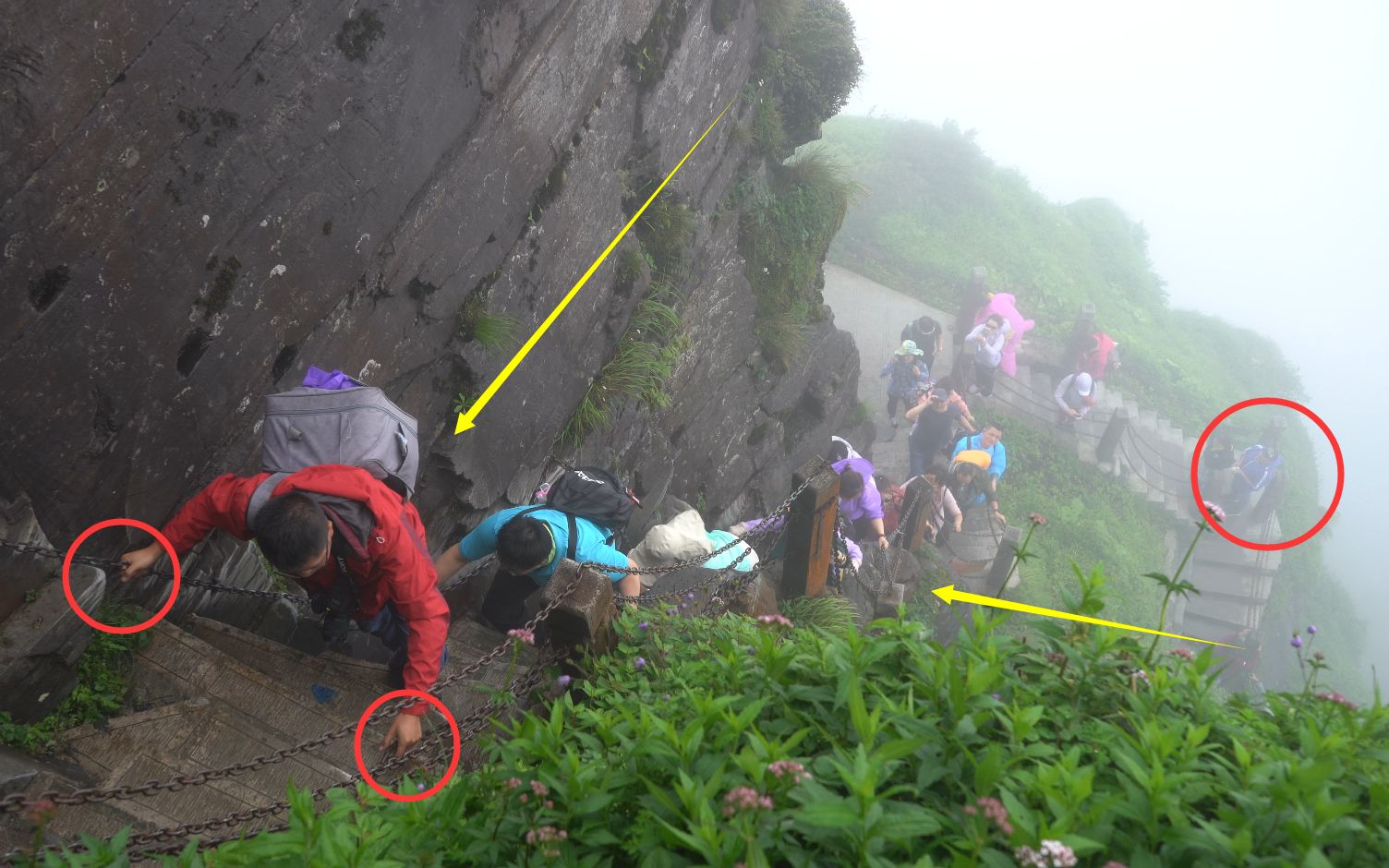 实拍贵州最危险的山，每天都有上千人来挑战，脚下是万丈深渊
