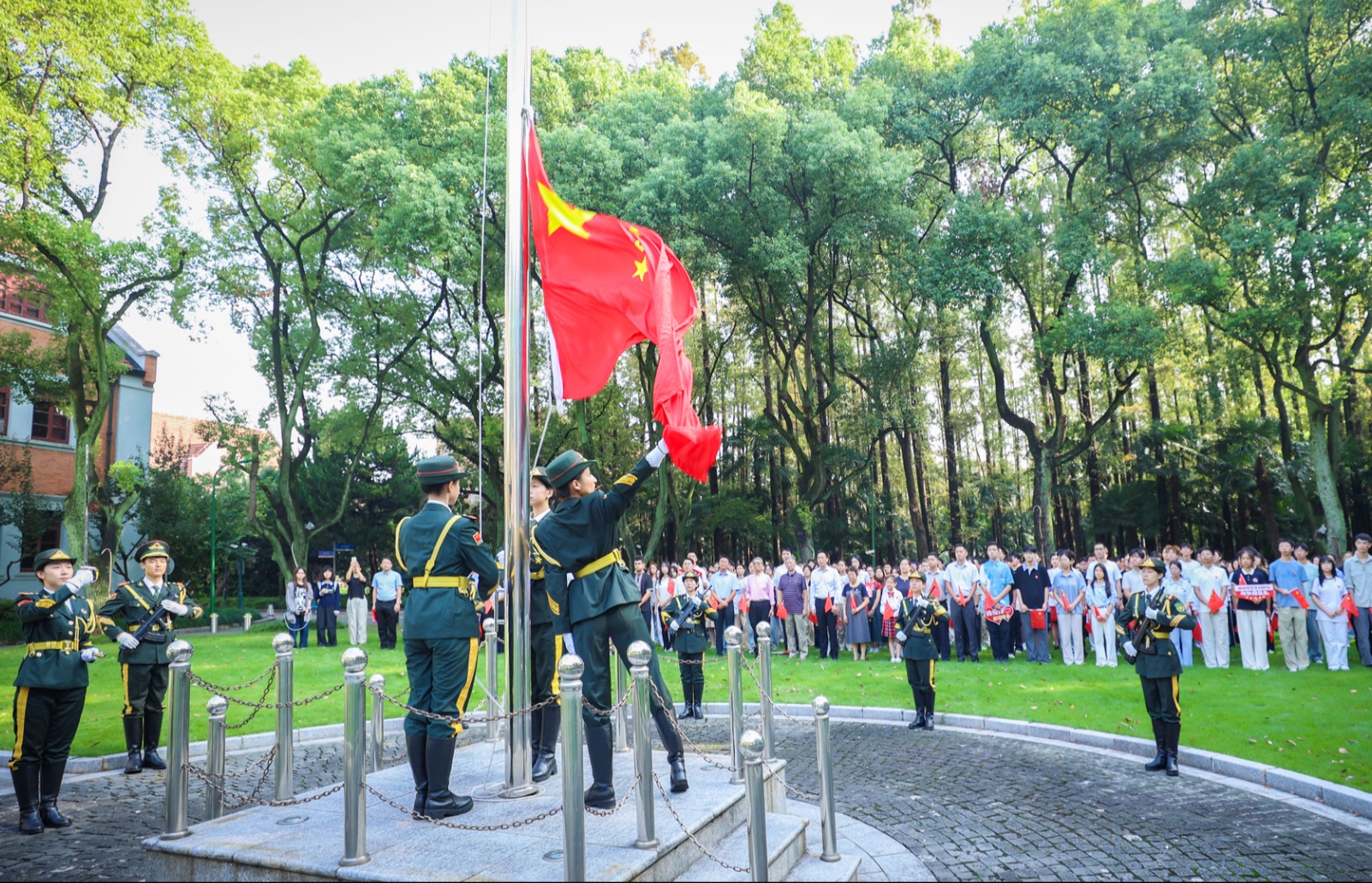 今天，我们在上理祝福祖国生日快乐！