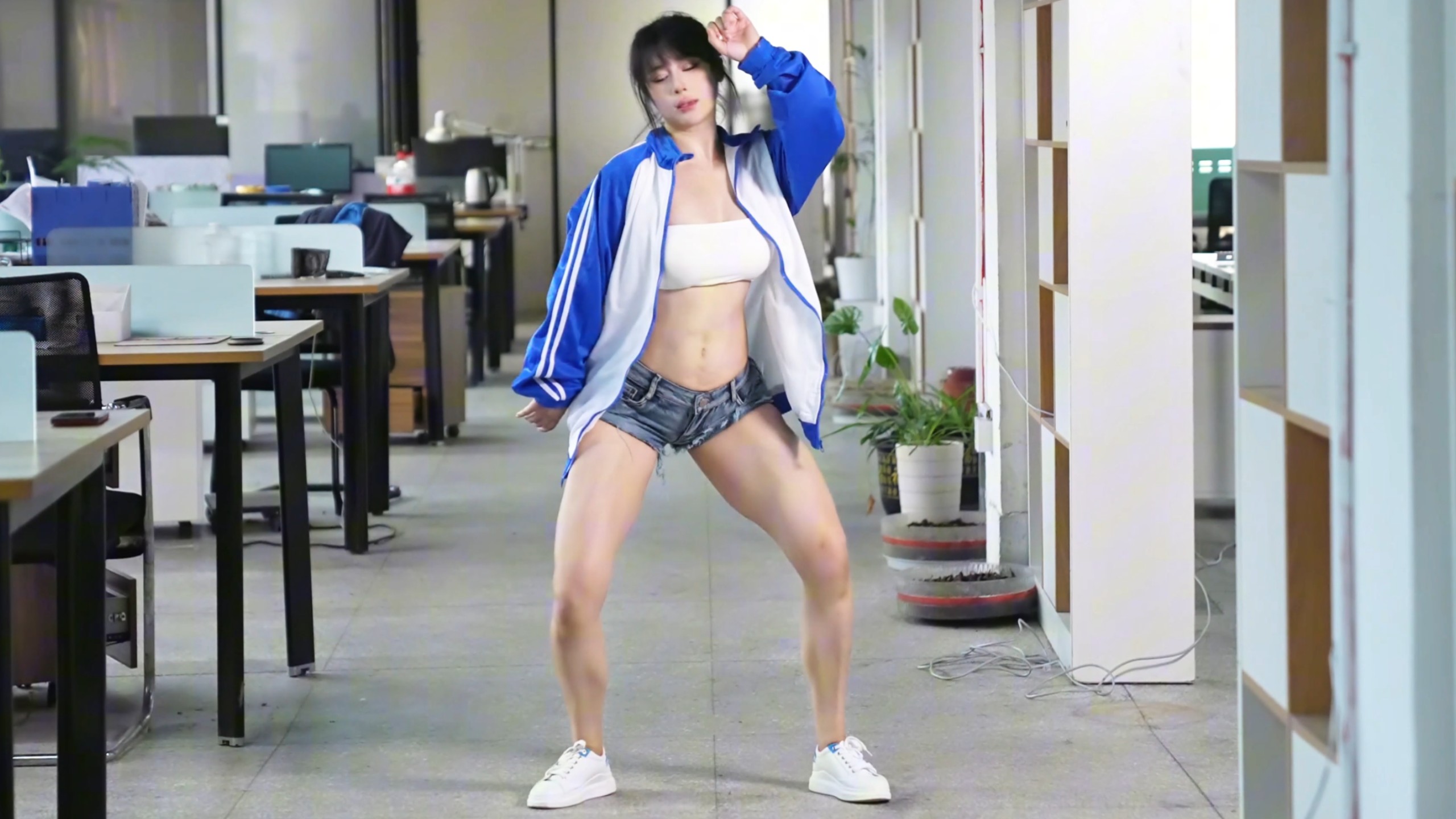 在学校这么穿，被保安追着打