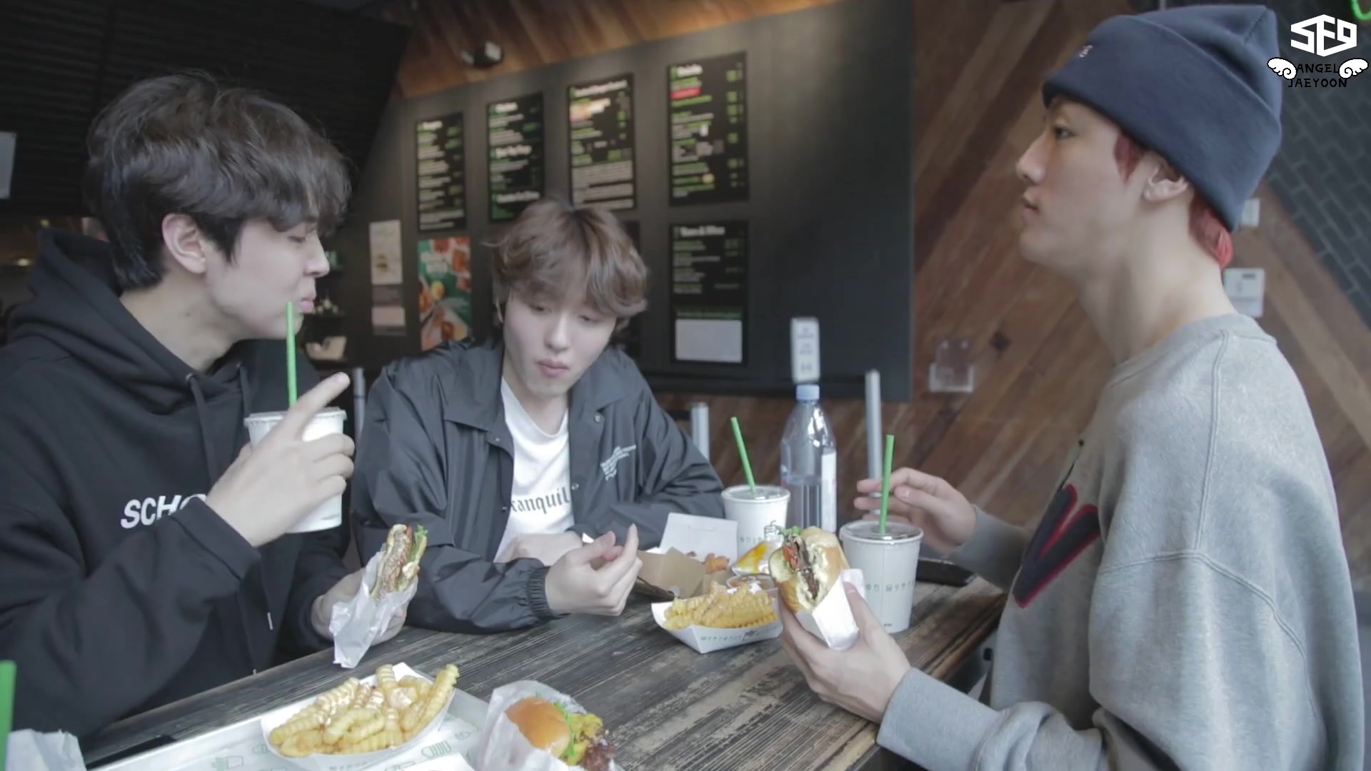 【天使中字】【李在允】[SF9's Travelog] YOUNG BIN & JAE YOON & CHA NI in SHAKE SHACK哔哩哔哩 (゜゜)つロ 干杯~bilibili