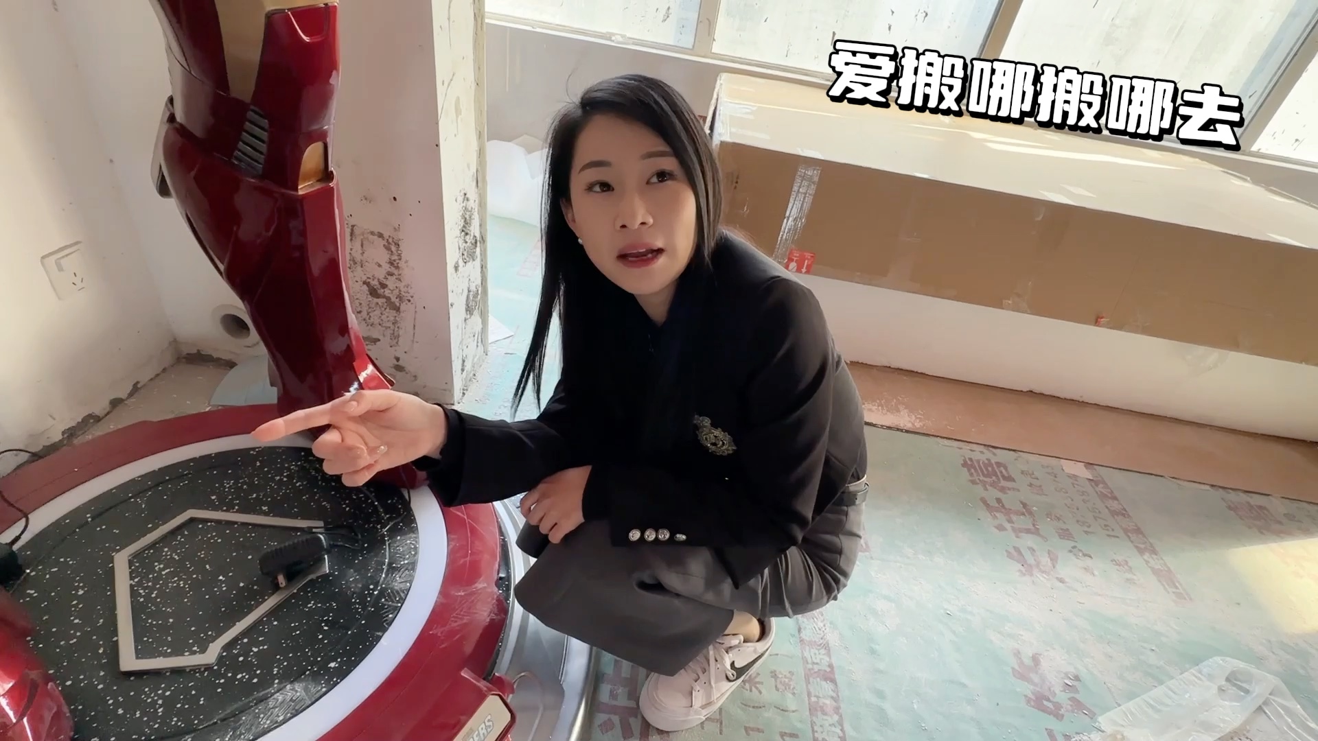 老公背着媳妇买钢铁侠，好几百斤2米多高，死活不说花了多少钱