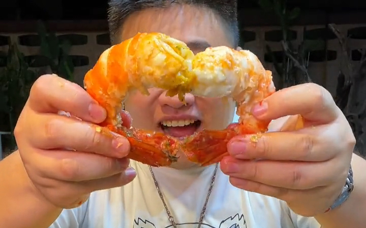 啊蕾玛：自制泰式酸辣海鲜酱巨虾海鲜来搭配