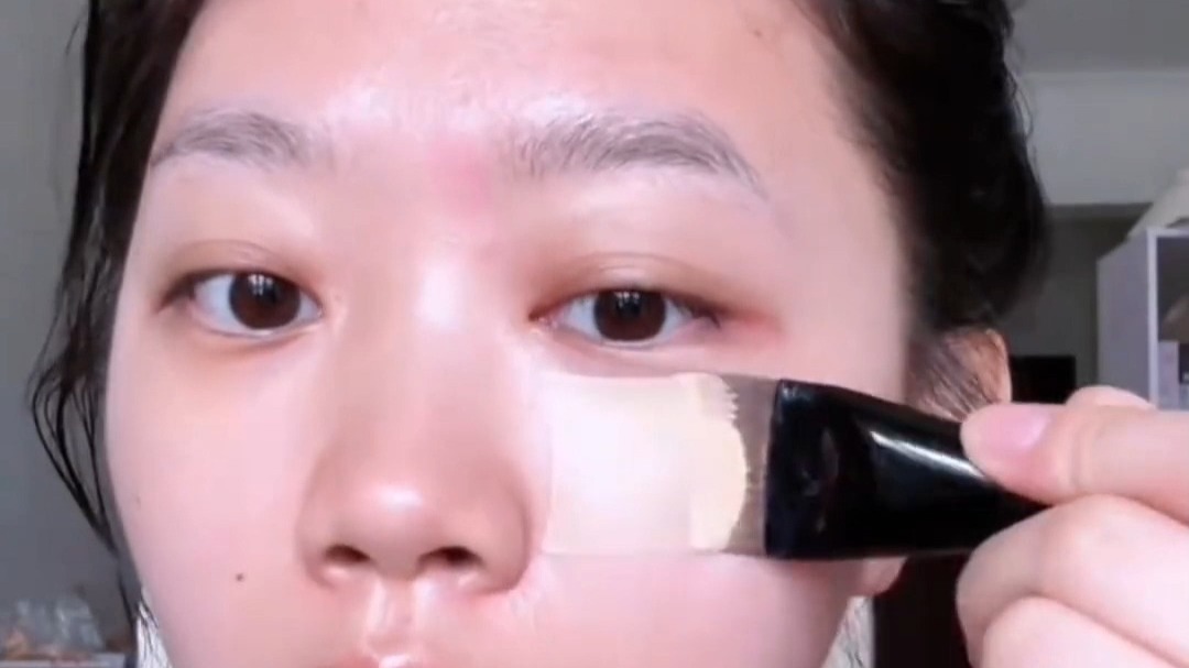 这个月牙形的粉底刷真的超好用，集美们一定要试试