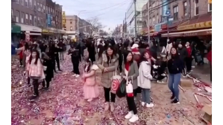 国外镜头：美国纽约法拉盛唐人街，当地华人庆祝中国农历新年，在大街上持续不断释放烟花爆竹。