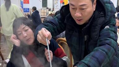 【黎耀祥】夜晚十一点半带老婆出来觅食，食碗<em class="keyword">猪杂粥</em>先~