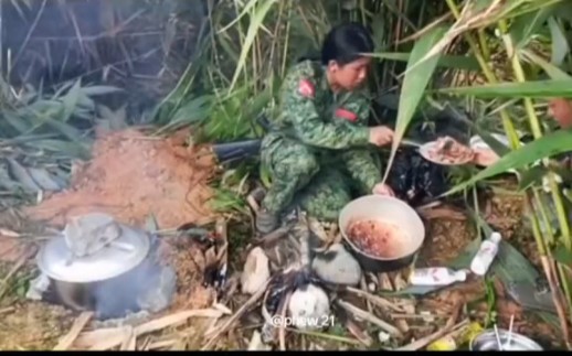 缅北民地武之一的四特小勐拉的女兵在行军途中的午餐，有卤肉、凉拌蔬菜、午餐肉和泡面