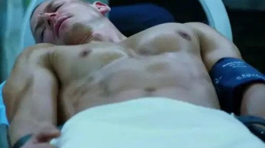 肌肉男被绑手术台,之后惊险反杀