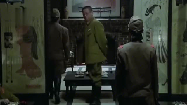 勋章:残忍鬼子连自己人都不放过,逼女护士来服侍,还要掐死她!