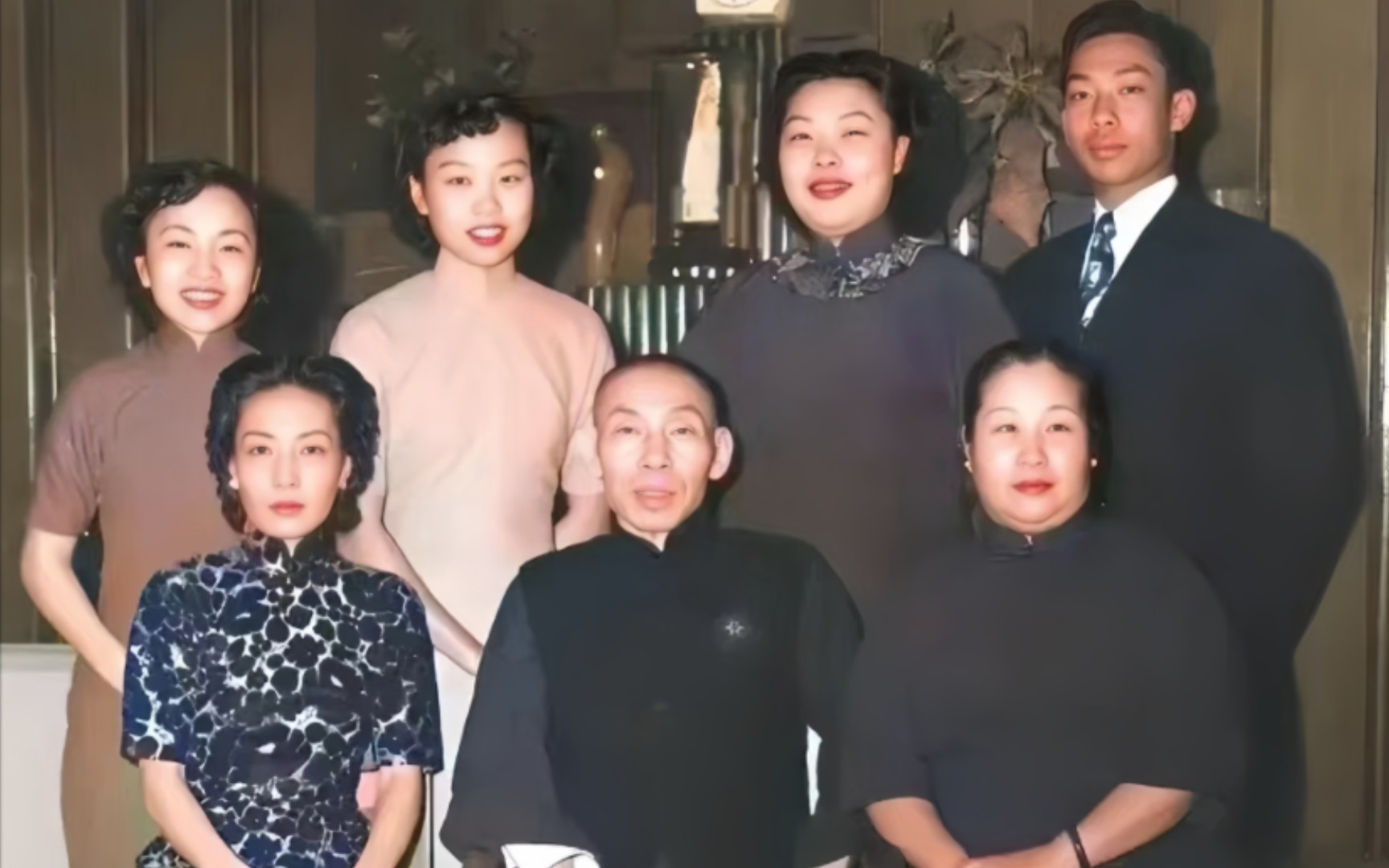 1950年，杜月笙在香港的全家福，42岁的五姨太光彩照人