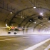 红牛敢死队245km/h贴地飞行穿越隧道，真实GTA了