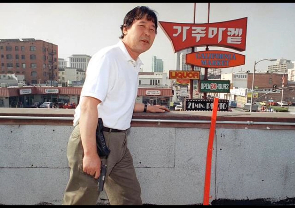 1992年4月29日洛杉矶暴动中，屋顶上的韩国人以暴制暴，一战成名，在洛杉矶暴乱的短短几天时间里,上千家韩国商铺遭到了洗劫