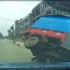 交通事故合集：三轮车违法掉头被撞翻，乡村道路两车上演对对碰