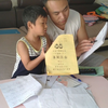 孩子写作业注意力不集中，香港单亲爸爸：不同的方法有不同的结果