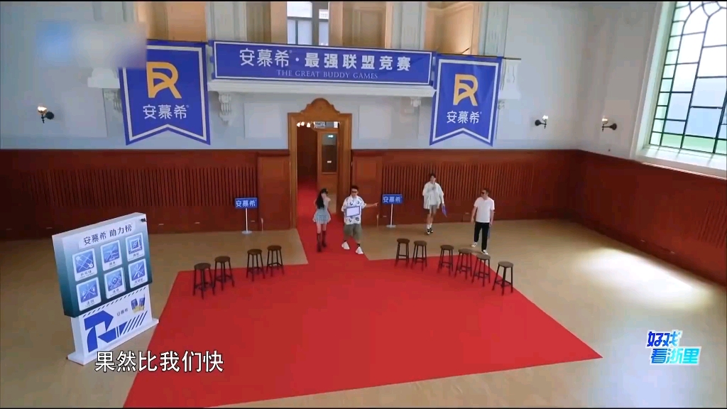 宋雨琦穿超短裙！忘记穿打底裤，只能翘二郎腿缓解尴尬