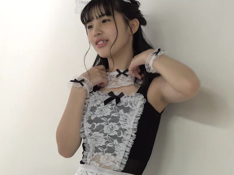 Rabbit sister Ami Manabe appears in women's fashion