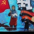 举苏联红旗的乌克兰老奶奶被LPR士兵做成臂章纪念，漫画横幅悬挂整墙