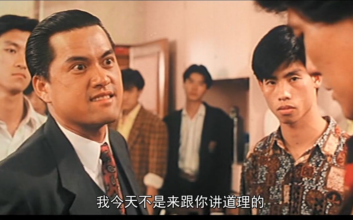 小伙嚣张跋扈狂妄自大别人多番劝告反而恶语相向结果大佬一出秒怂