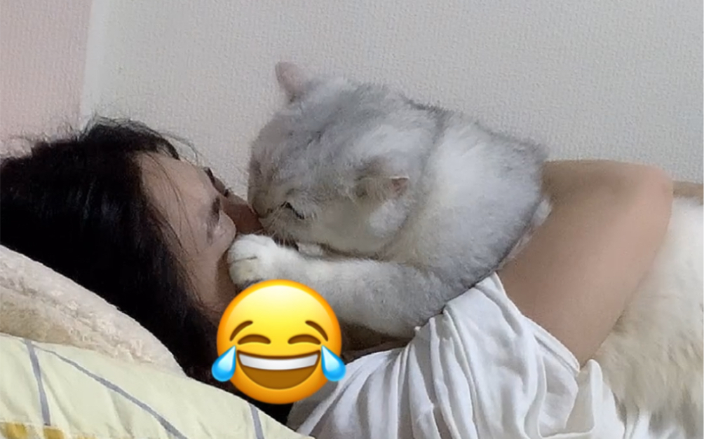 当你抱猫咪睡着后他的反应是？