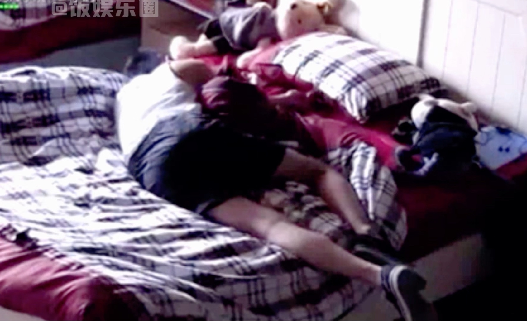 于朦胧在城堡的各种睡姿 华晨宇帮他盖被子