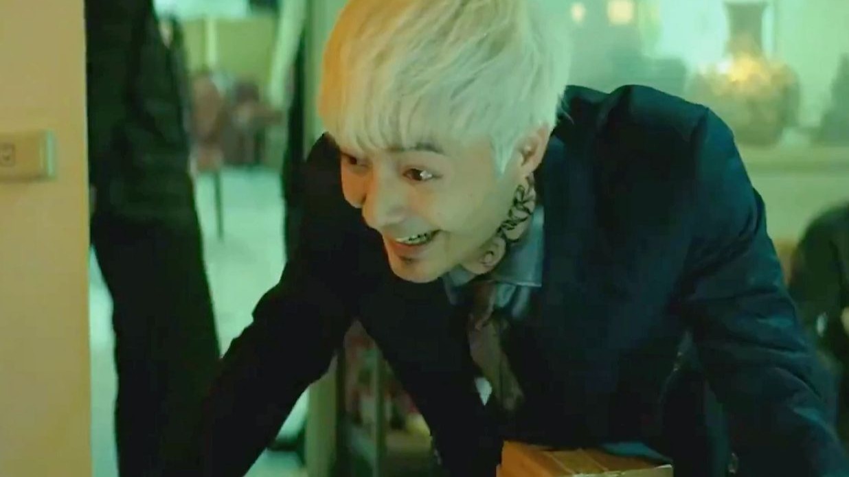 ”白毛到底有多嚣张，明明是个配角，硬是把自己演成了主角！下车还知道给小费“《角头》