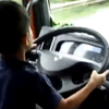 小孩开大车