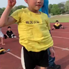八岁小男孩的腹肌