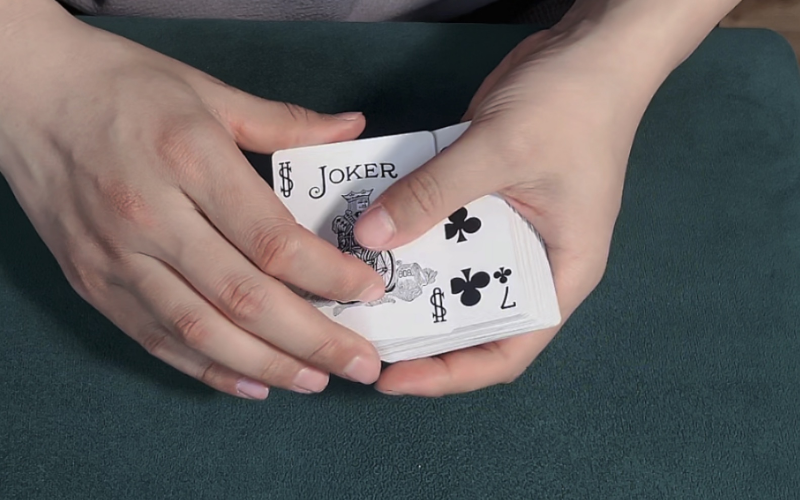 教你一招吓唬妹妹的纸牌魔术流程，学会评论区告诉我！