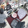 美国店主经典反击零元购 二话不说直接清空弹夹