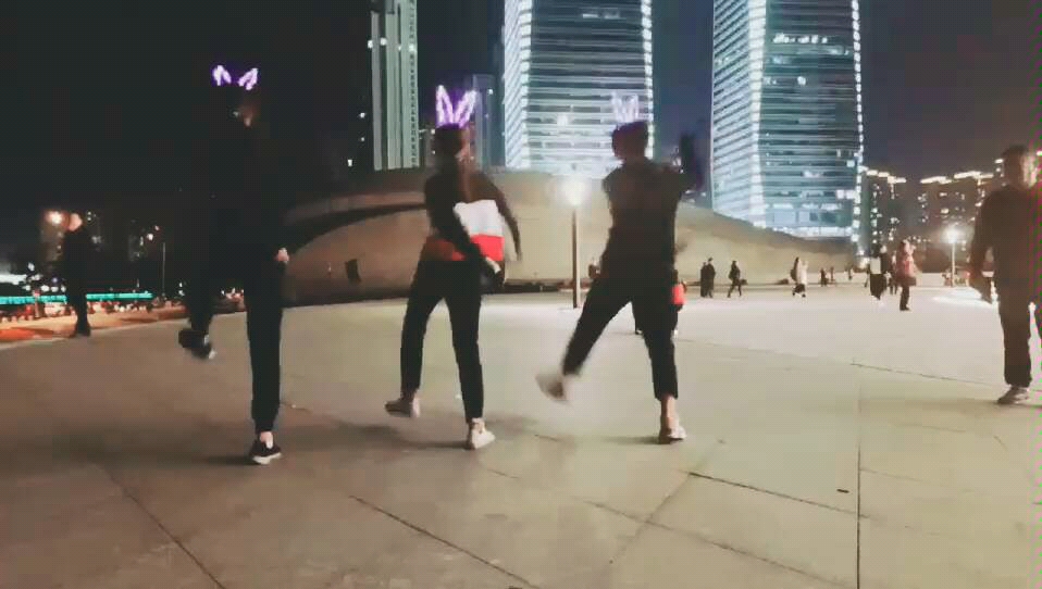 如何走出六亲不认的步伐错误示范( )