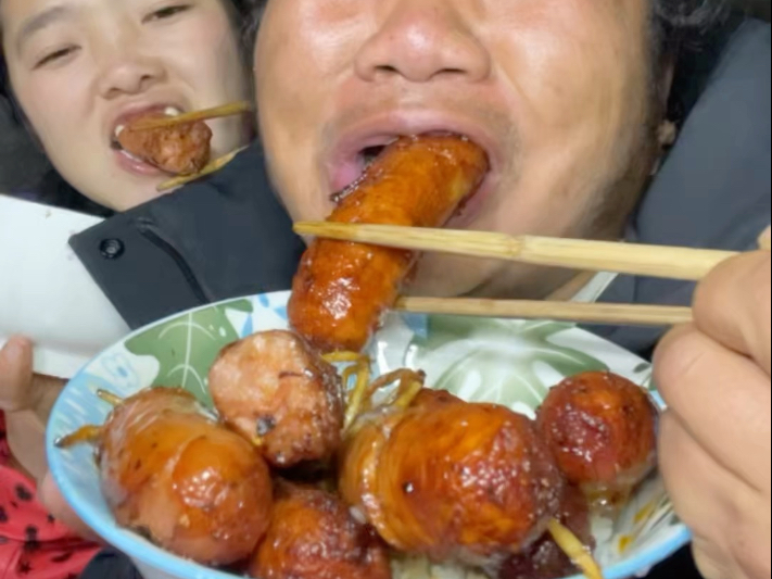 我老婆日常享福，三大包火腿肠给它一大锅炸起来，全家老小吃的开怀大笑，这生活可以吧？ #记录真实生活 #农村生活 #美食