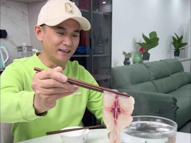 清水鱼片打边炉🍲火锅，以简单至味，熬煮平凡日常里的幸福好时光，每口都让我感受到生活的正能量💪💪💪 #顺德美食 #打边炉 #火锅 #舌尖上的美食