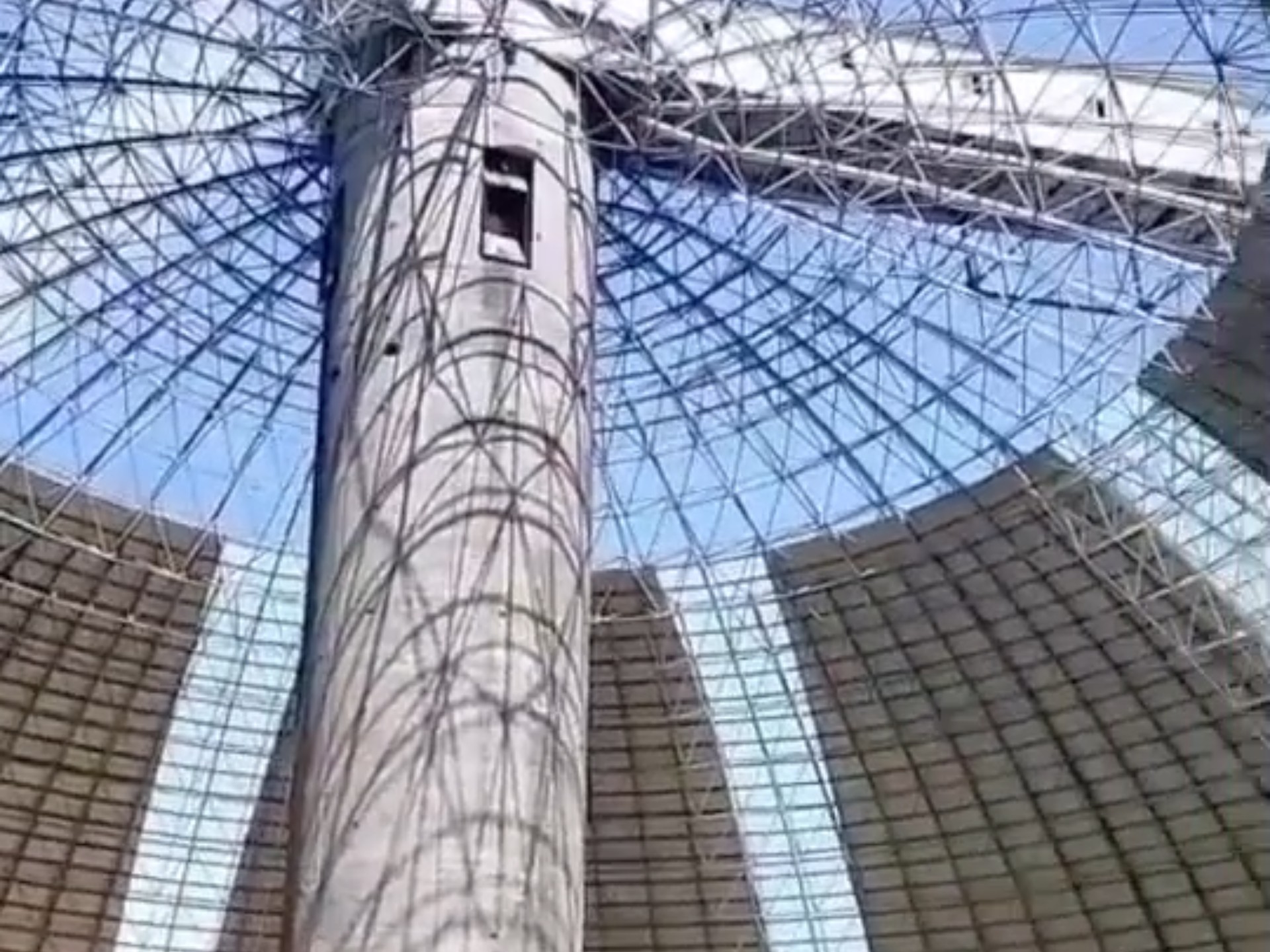 大跨度穹顶网架安装