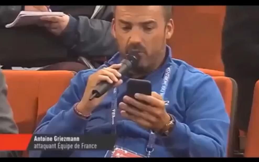 法国队只准用法语提问 西班牙记者默默拿出手机翻译
