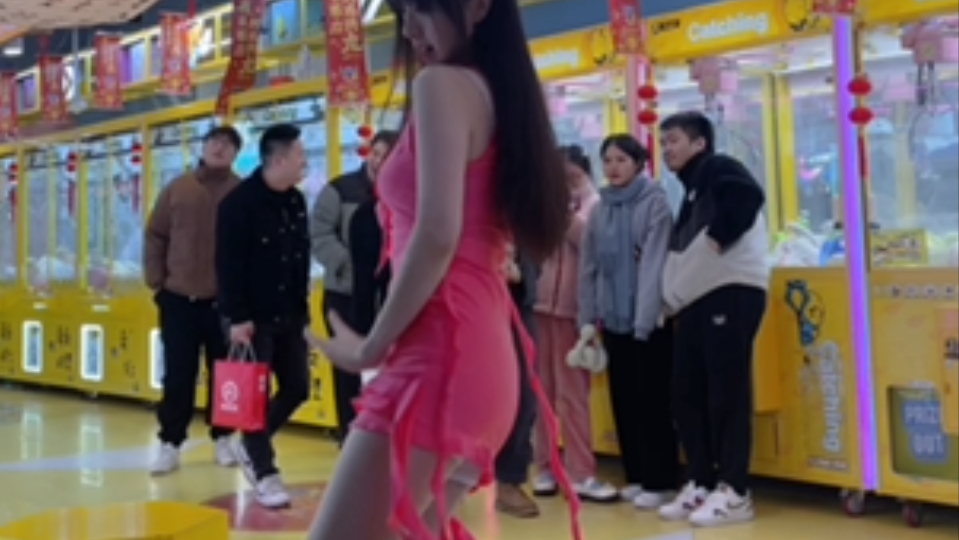 明艳姐姐，包臀裙加高跟鞋的搭配，the feels