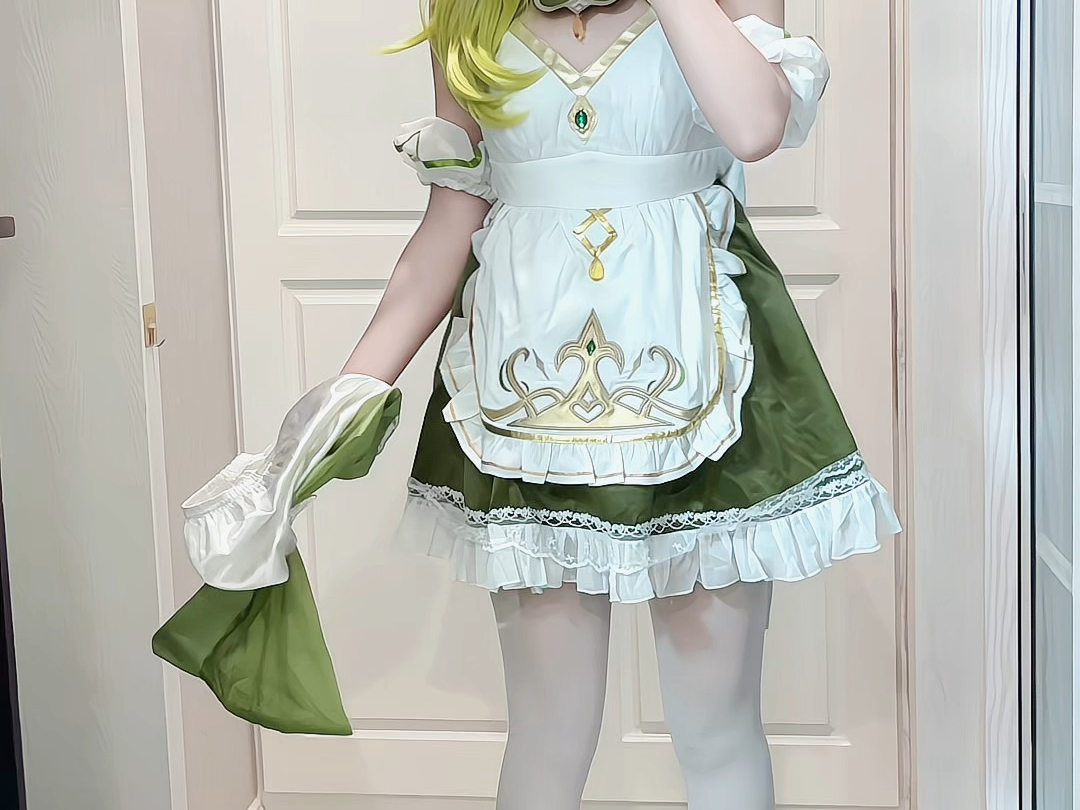 Nasrida unloads her armor