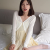 4K 大学生美女的学院风长裙白丝穿搭写真