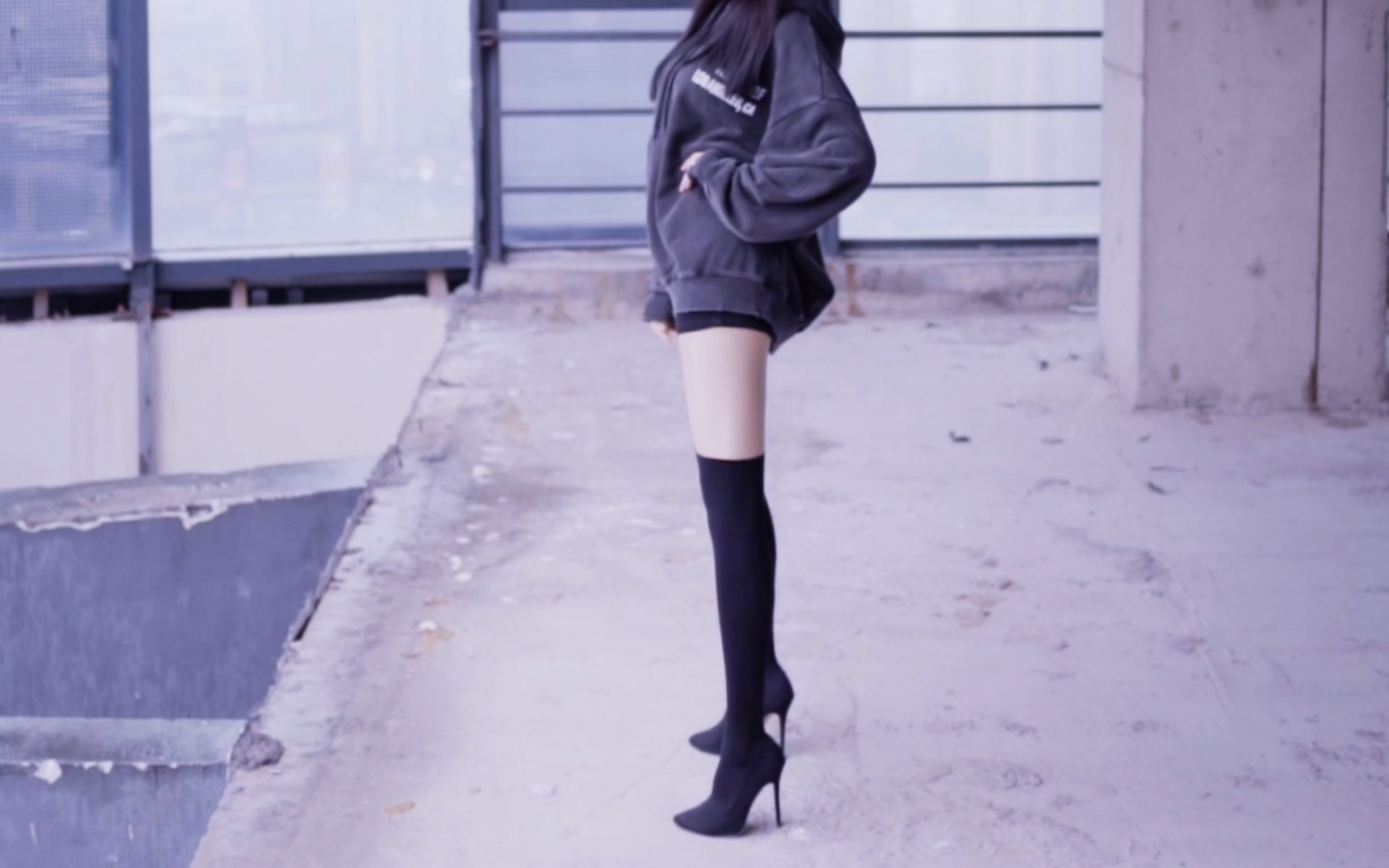 Black boots with a sweatshirt is too good?