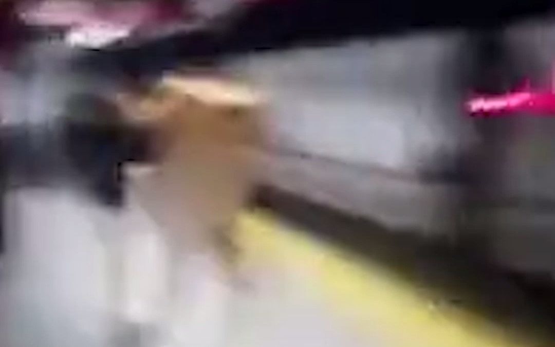 纽约裸体男子地铁站内将乘客推下铁轨， 下一秒自己触电当场身亡