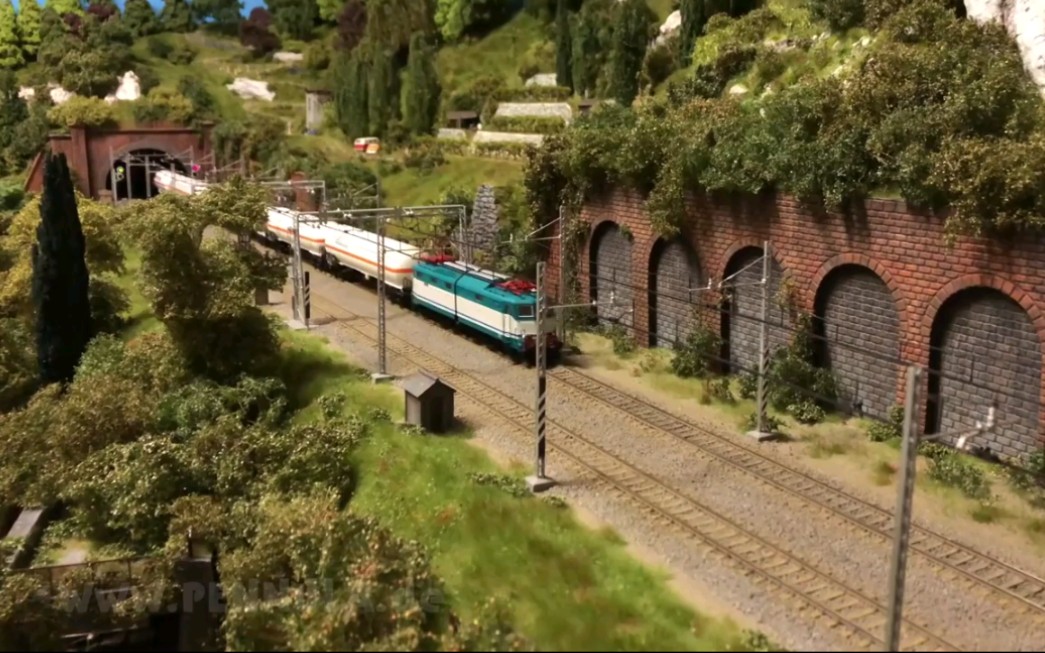 国外精品铁道模型沙盘，比较难得一见的意大利主题，大伙看看。