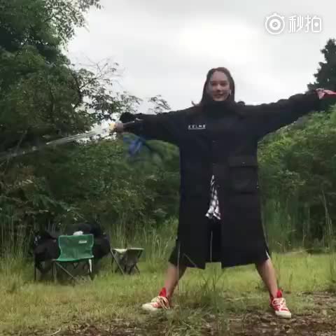 转载鸟羽来叶穿大衣也阻止不了舞剑的心
