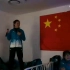 岳清爽教练半决赛赛前为中国轮椅冰壶队队员唱《套马杆》解压