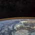 中国航天员在轨实拍：金色“结界”笼罩地球，星辰大海一览无余