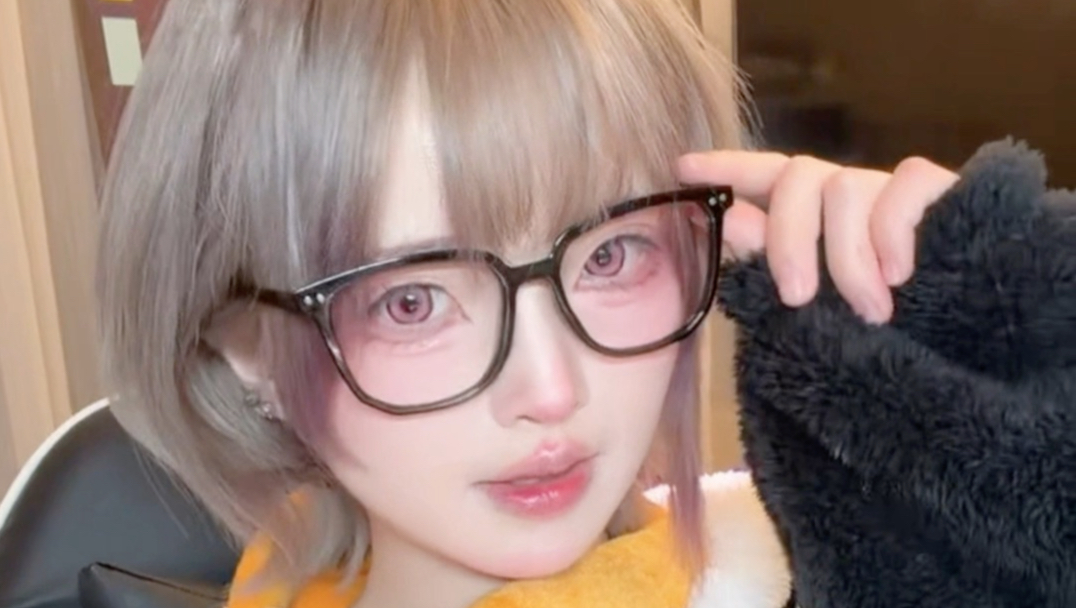 What should I do if Mew's head turns into a penguin after it loses its color?