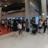中国游客在韩国免税店购物后去机场取货，取货的太多，排队要几个小时