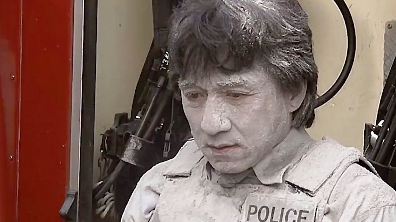 “估计成龙都没有想到，当年精心设计跳楼跑酷动作不如吴彦祖睡觉让人印象深刻！”